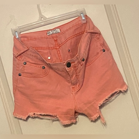 Free People Sz-28”Waist Distressed Peach Jean Shorts w/Unfinished Hem, Well Worn - Picture 2 of 16
